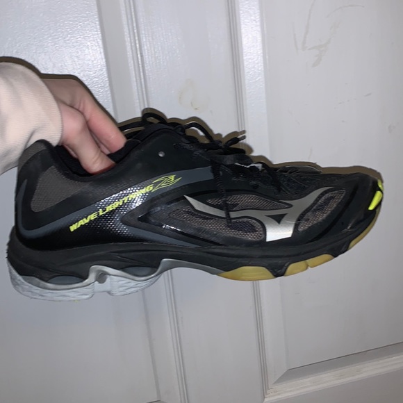 ⭐️Size 10 Lightly used black and yellow Mizzuno volleyball shoes - Picture 1 of 2